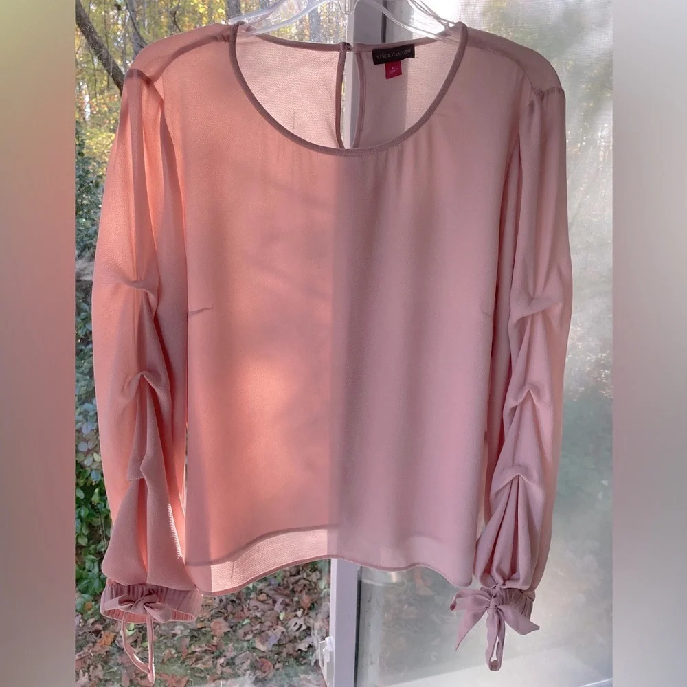EUC Vince Camuto XL soft pink L/S blouse with darts and rueshing down sleeves.